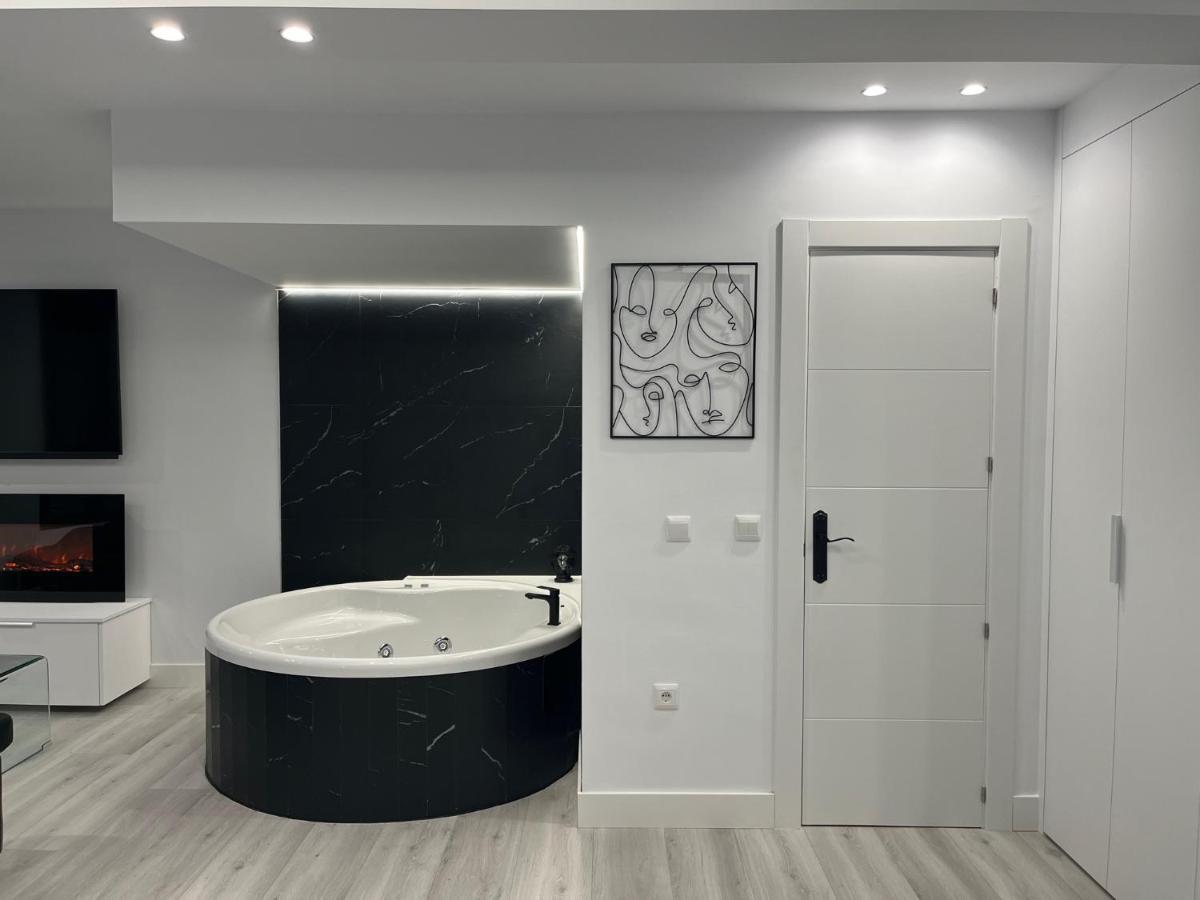 Black And White Suite "La Marinera" Castro Urdiales Exterior foto