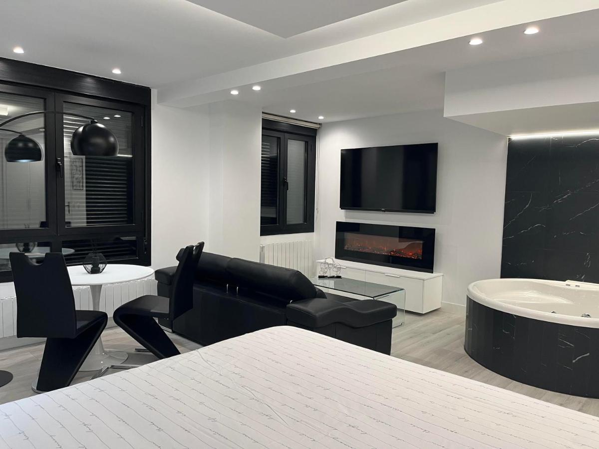 Black And White Suite "La Marinera" Castro Urdiales Exterior foto